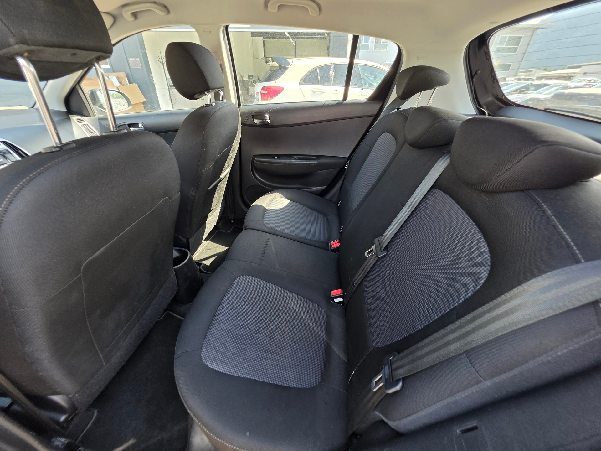 HYUNDAI i20 1.4 Premium-image-9