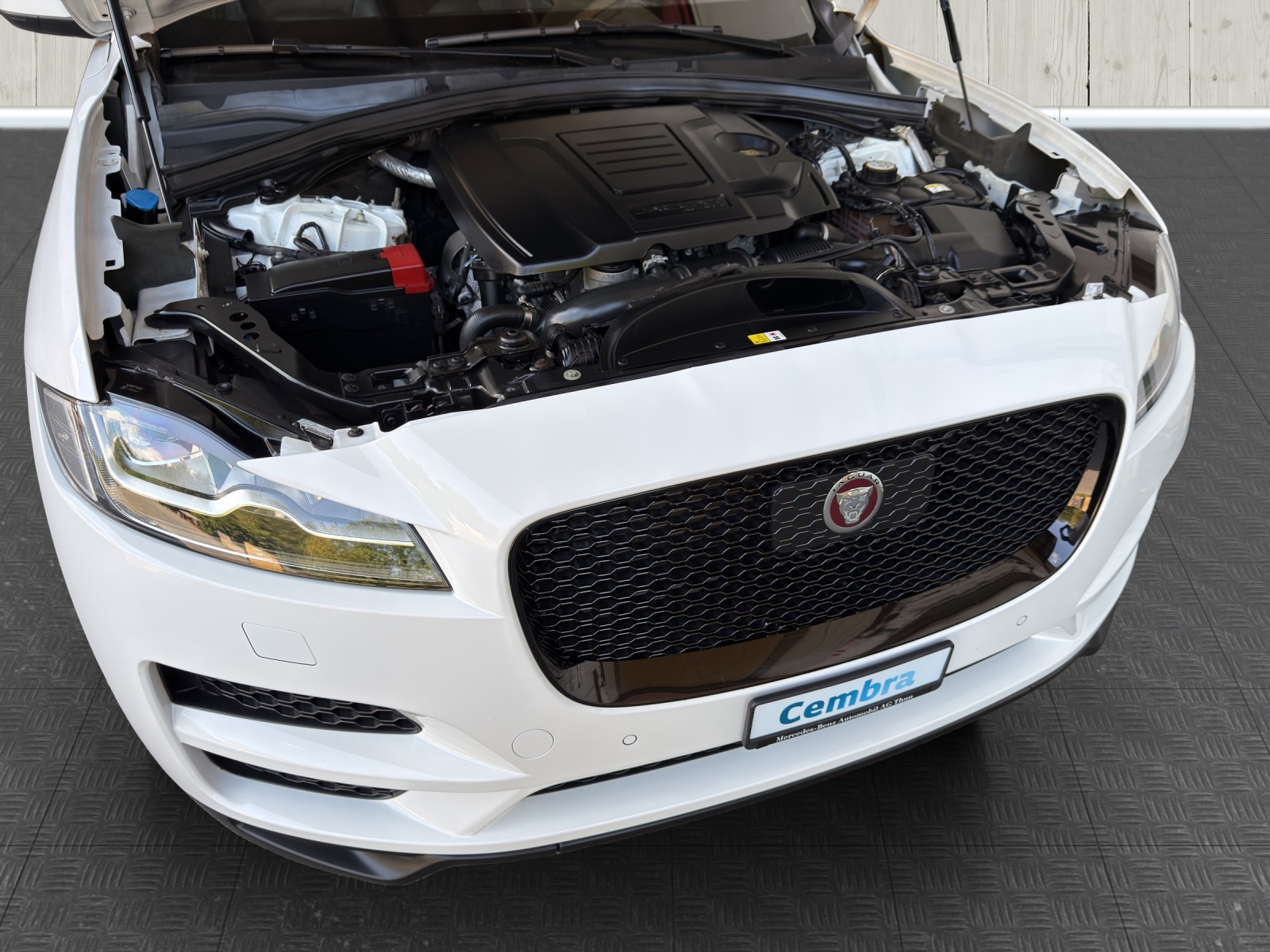JAGUAR F-Pace 25t Prestige Advantage AWD Automatik-image-14