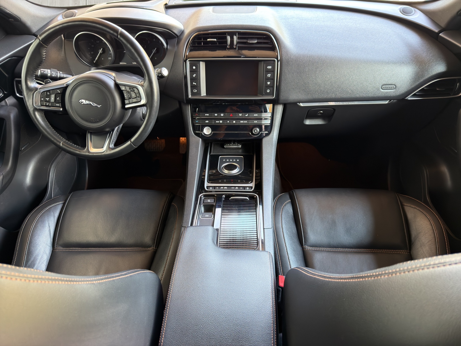 JAGUAR F-Pace 25t Prestige Advantage AWD Automatik-image-8