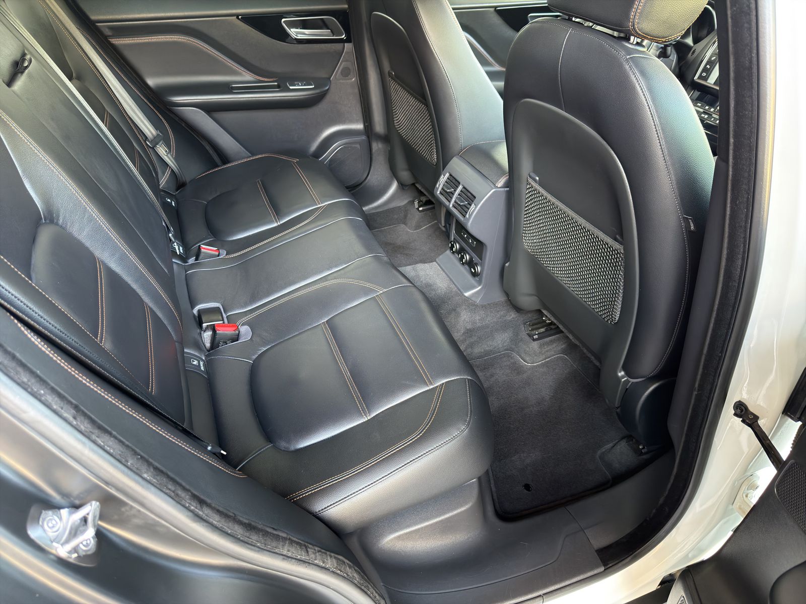 JAGUAR F-Pace 25t Prestige Advantage AWD Automatik-image-11