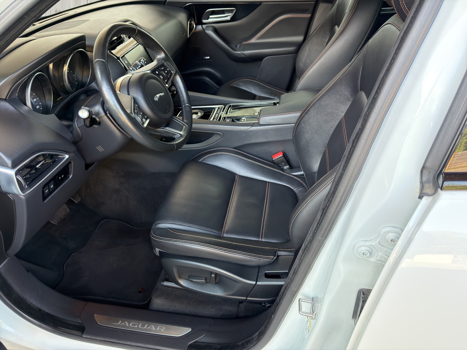 JAGUAR F-Pace 25t Prestige Advantage AWD Automatik-image-9