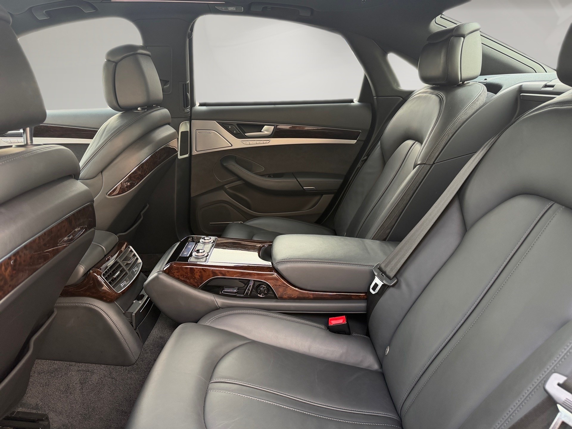 AUDI S8 4.0 TFSI V8 quattro tiptronic-image-17