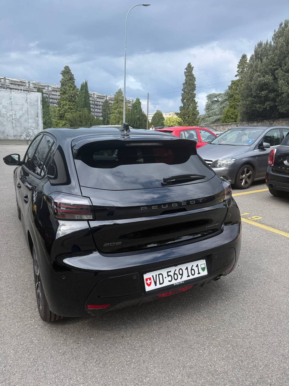 PEUGEOT 1.2 Hybrid Allure Premium-image-1