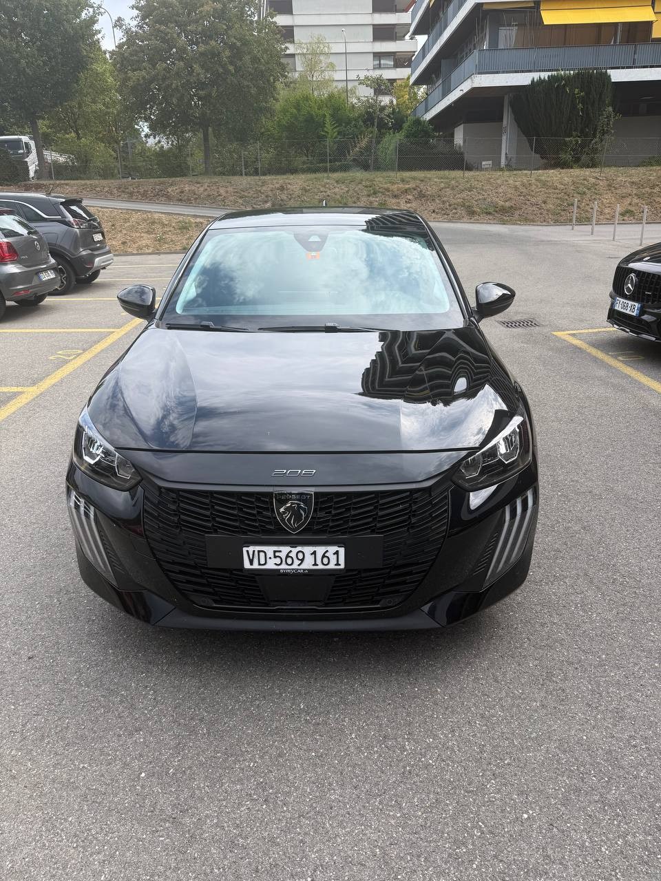 PEUGEOT 1.2 Hybrid Allure Premium-image-0