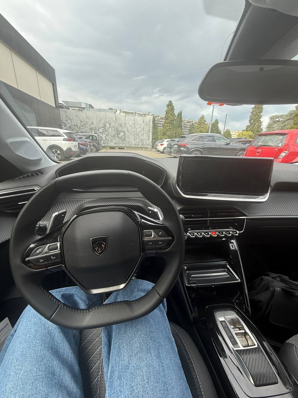 PEUGEOT 1.2 Hybrid Allure Premium-image-4