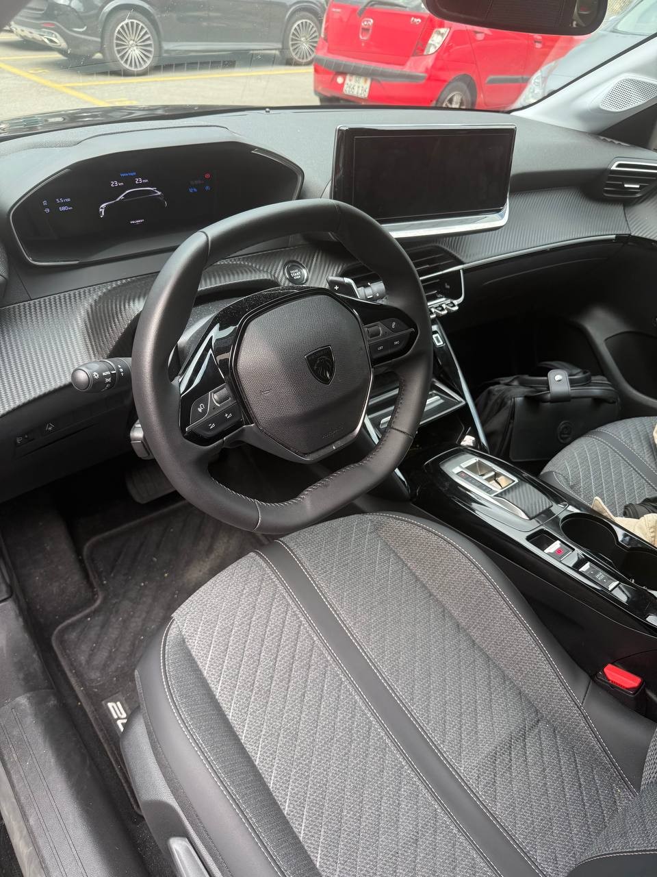 PEUGEOT 1.2 Hybrid Allure Premium-image-3