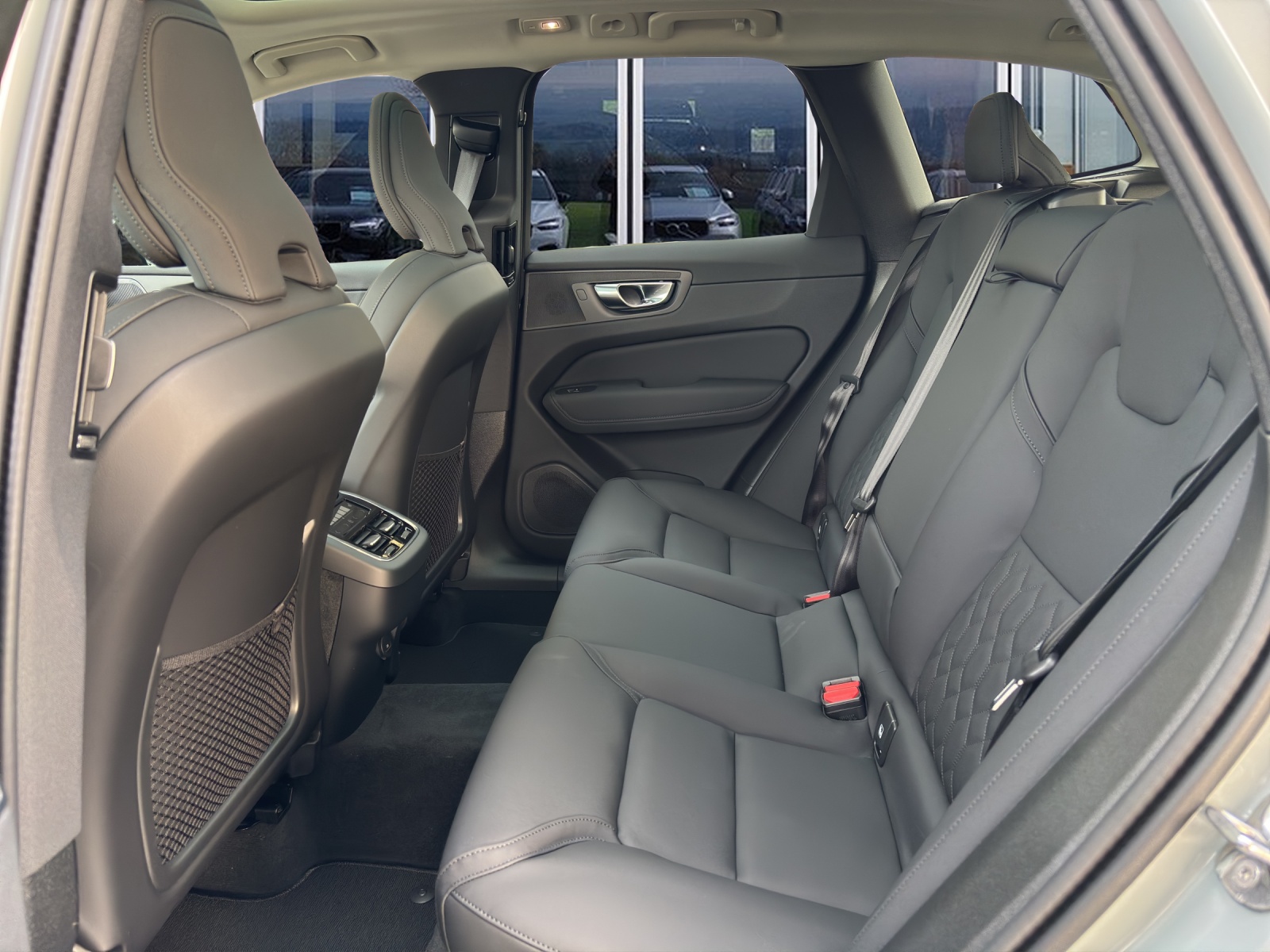 VOLVO XC60 2.0 B5 MH Ultra Dark AWD-image-12