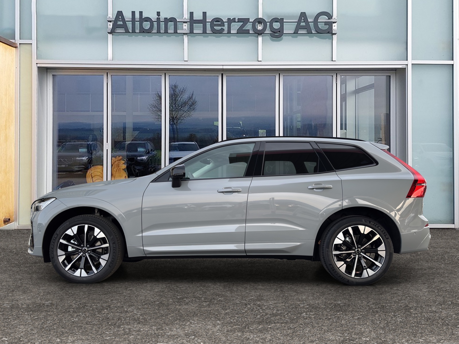 VOLVO XC60 2.0 B5 MH Ultra Dark AWD-showroom-element-1