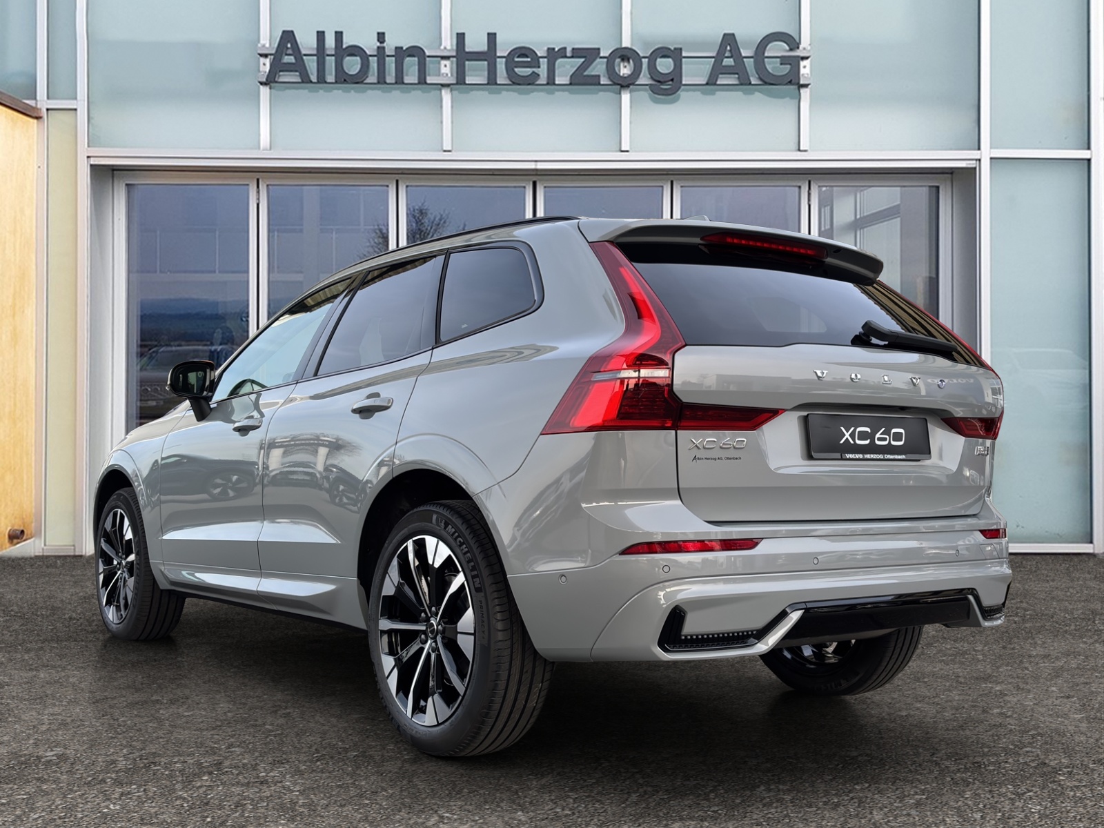 VOLVO XC60 2.0 B5 MH Ultra Dark AWD-showroom-element-2