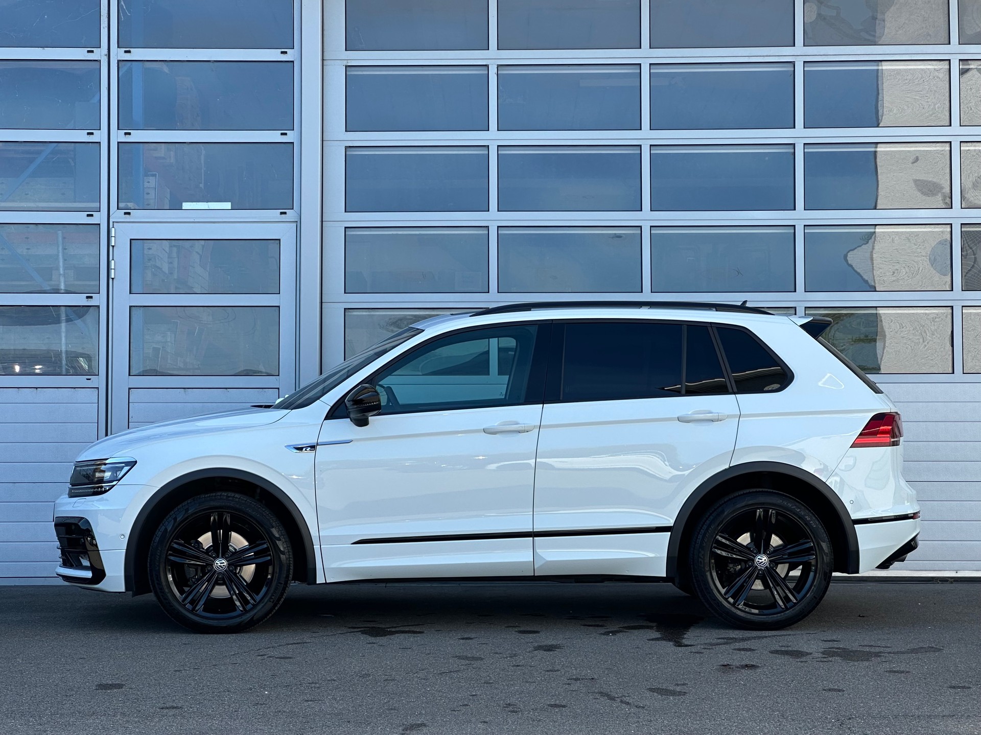VW Tiguan 2.0TSI R-Line 4Motion DSG-image-2