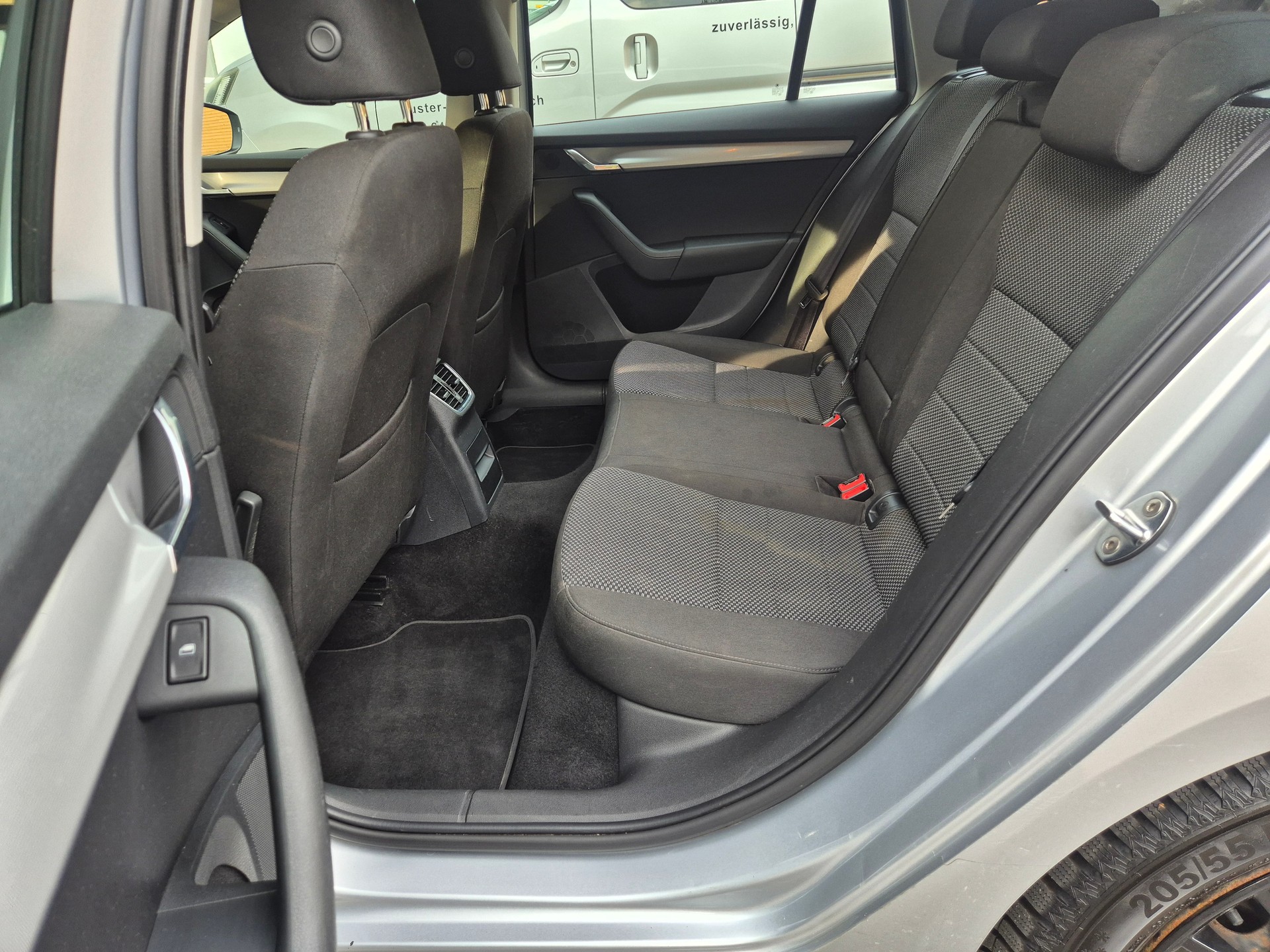 SKODA Octavia Combi 1.6 TDI Ambition 4x4-image-7