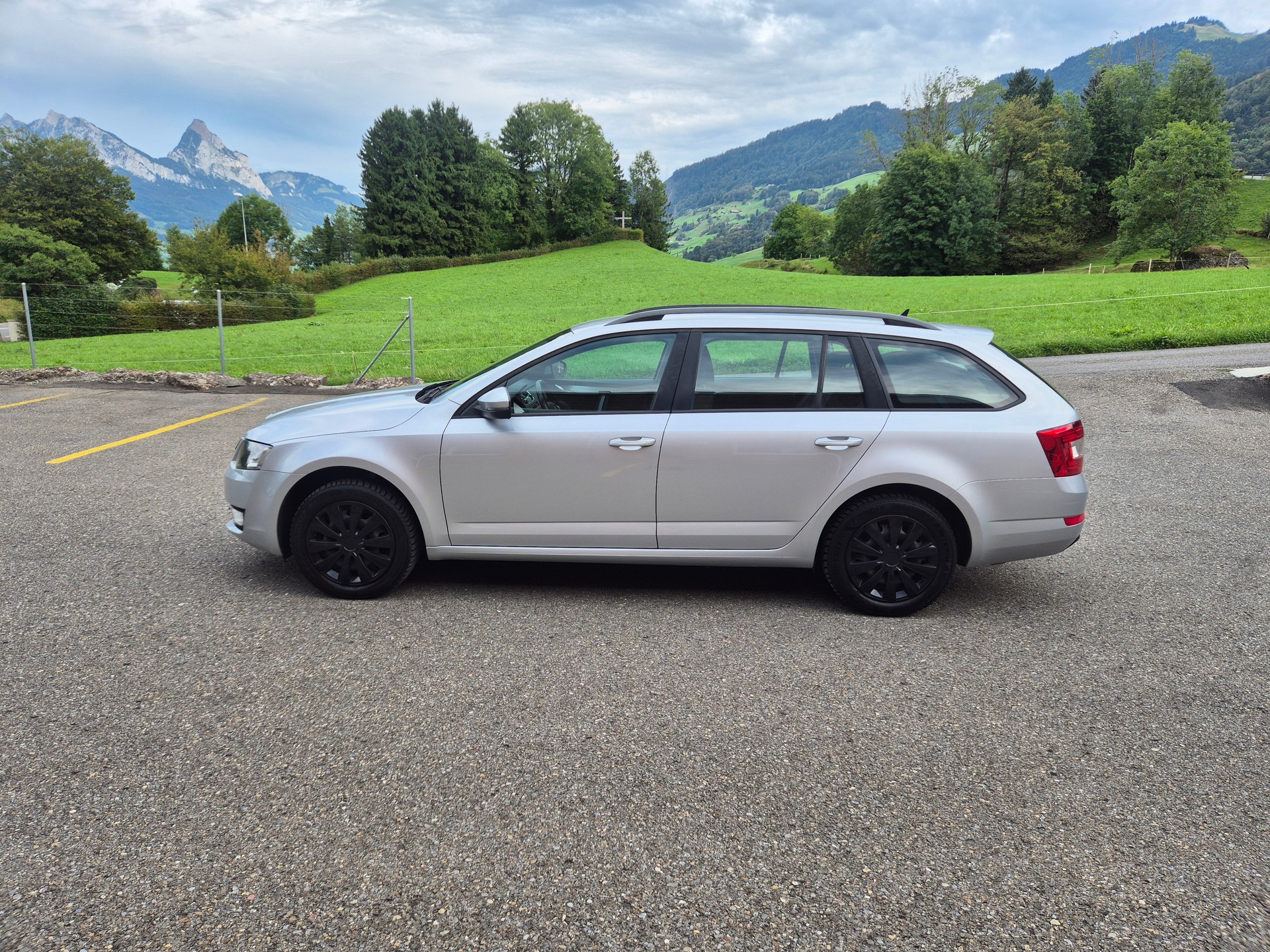 SKODA Octavia Combi 1.6 TDI Ambition 4x4-image-1