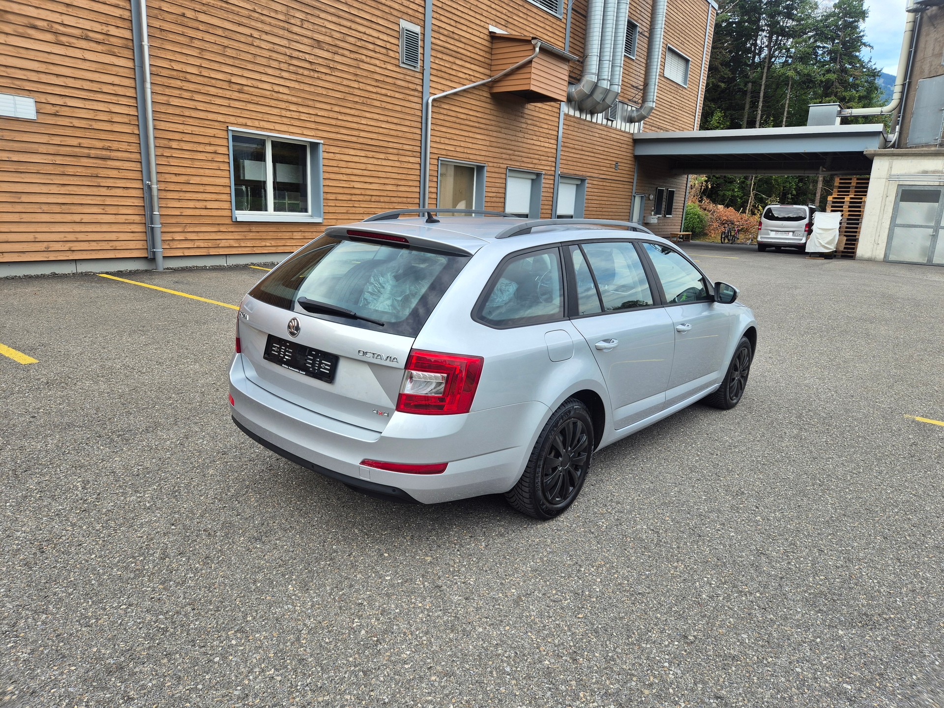 SKODA Octavia Combi 1.6 TDI Ambition 4x4-image-3