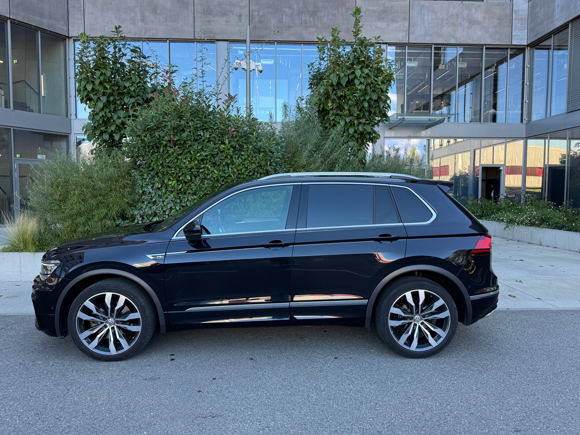 VW Tiguan 2.0TSI R-LINE 4Motion DSG-image-1