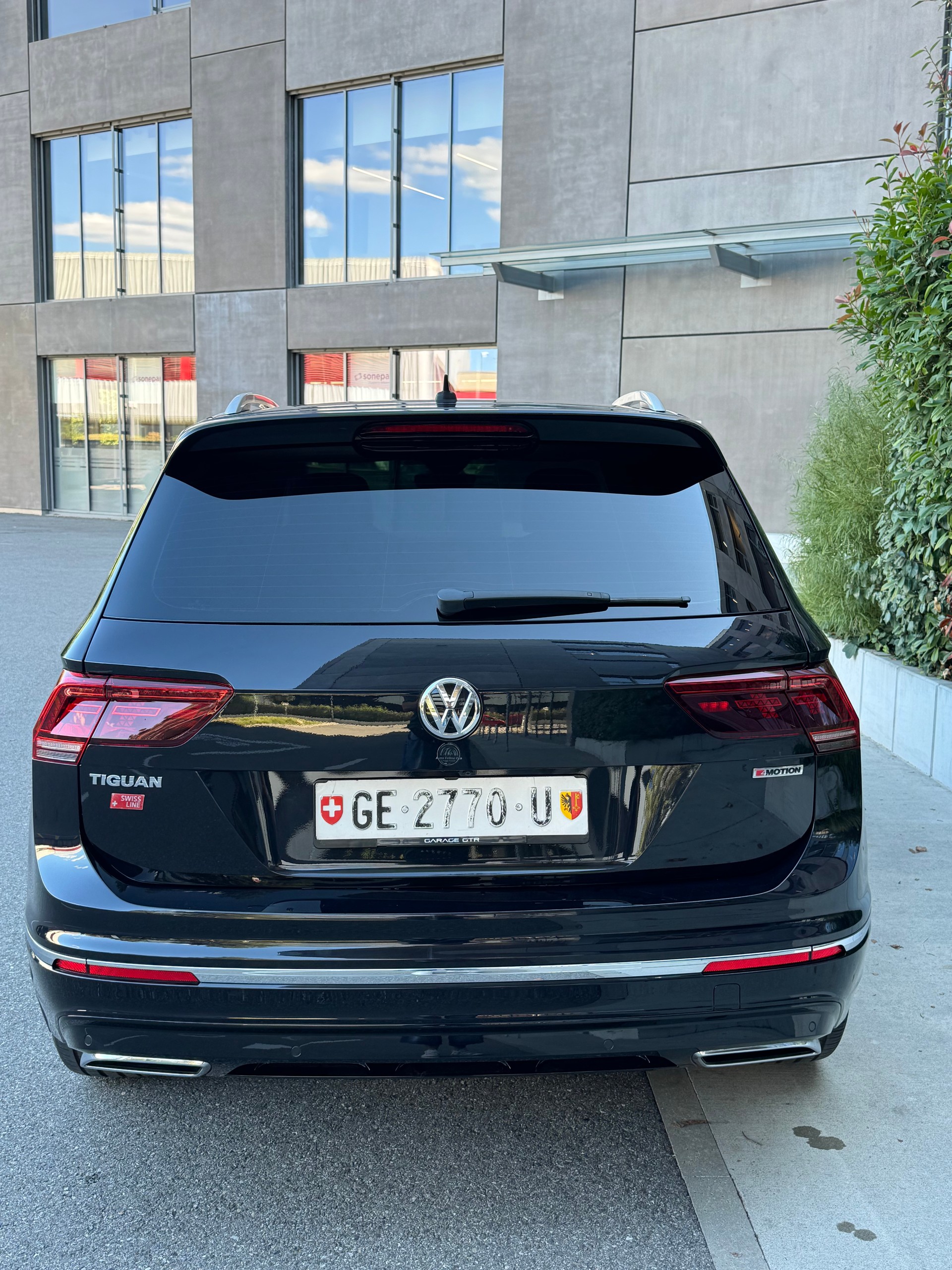 VW Tiguan 2.0TSI R-LINE 4Motion DSG-image-3