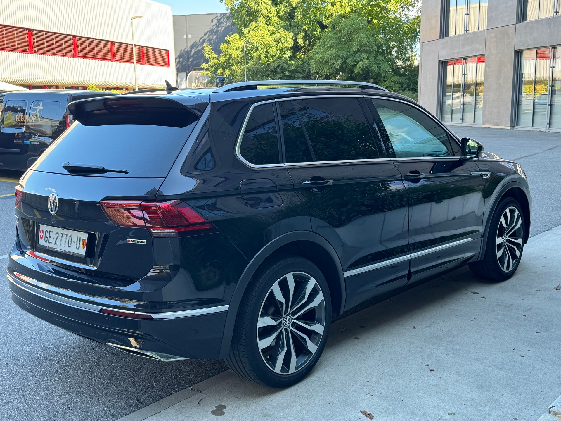 VW Tiguan 2.0TSI R-LINE 4Motion DSG-image-4