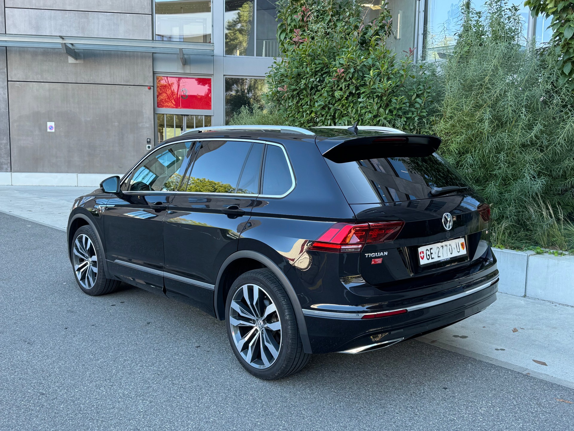 VW Tiguan 2.0TSI R-LINE 4Motion DSG-image-2