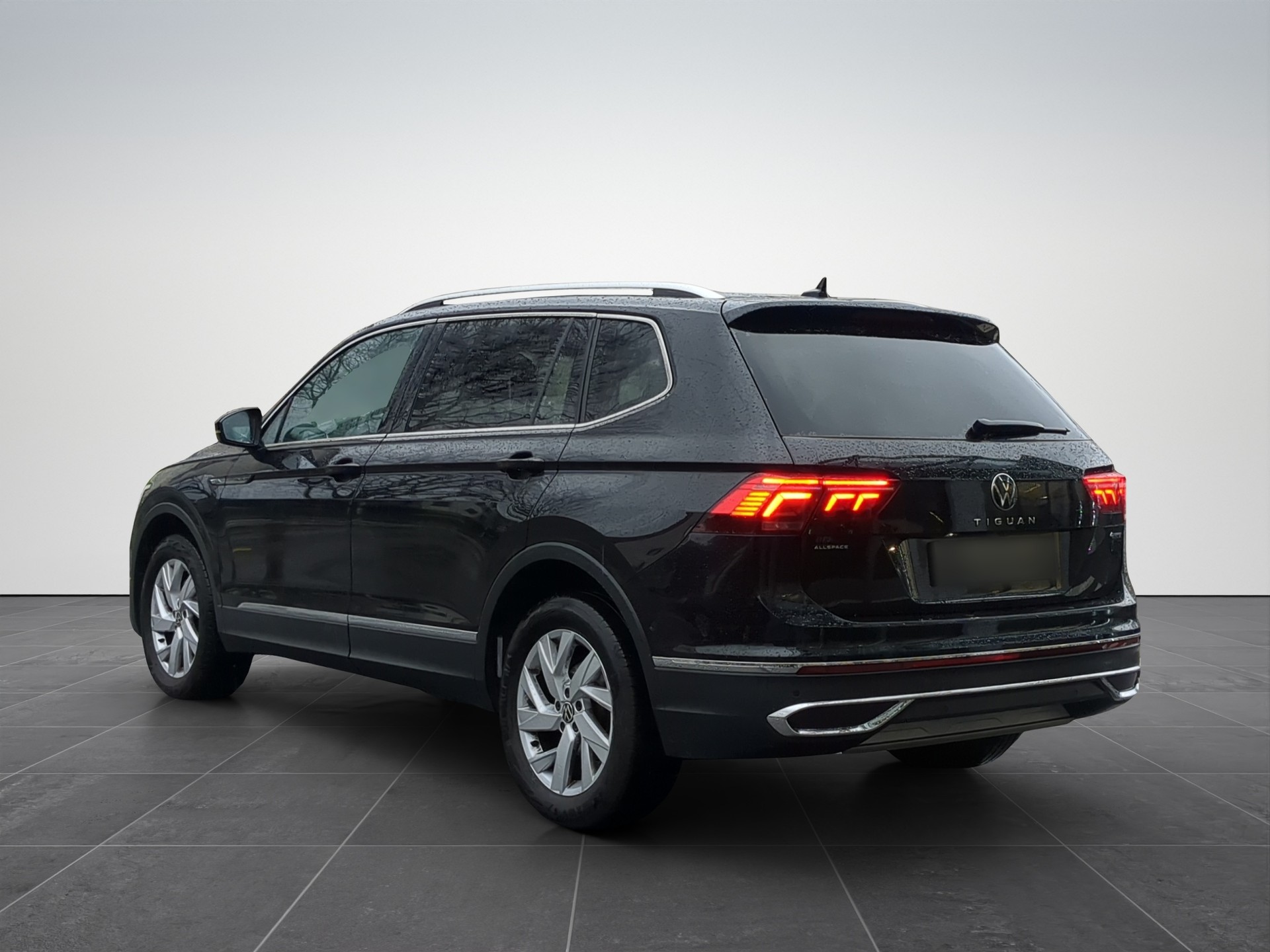 VW Tiguan Allspace 2.0TSI Elegance 4Motion DSG-image-2
