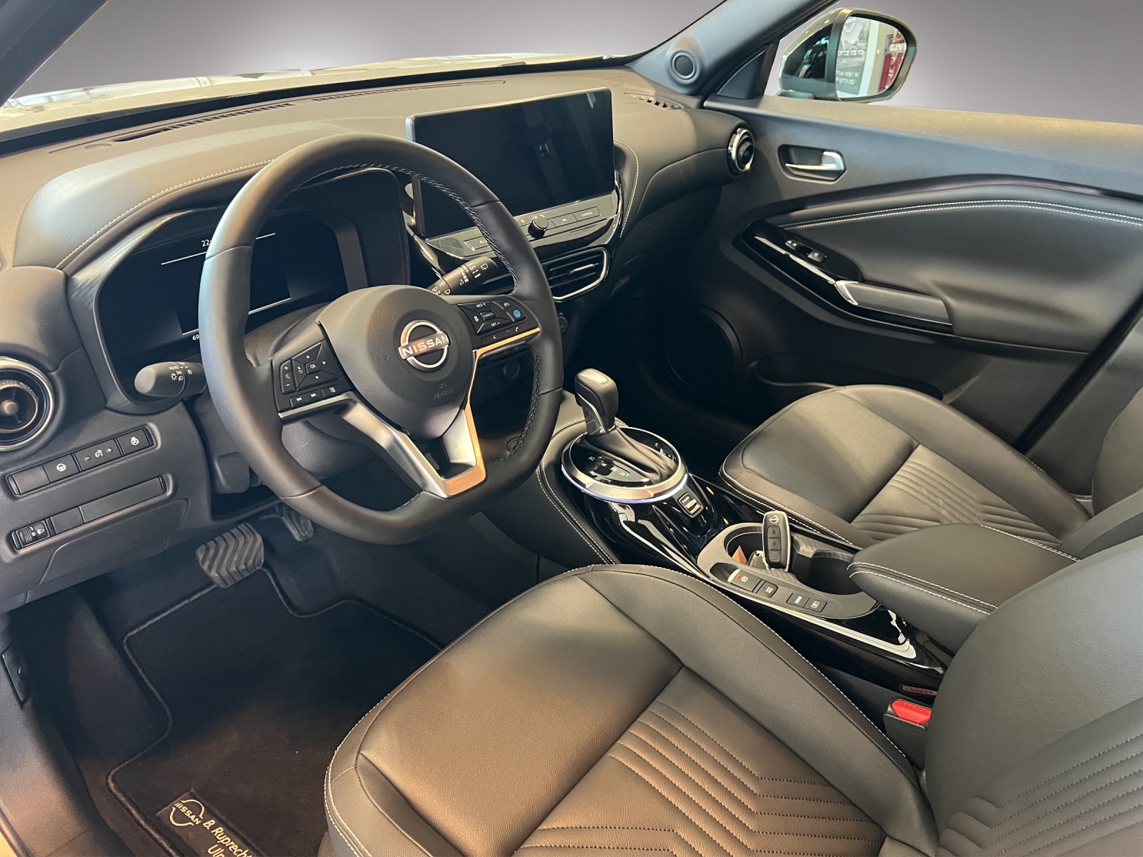 NISSAN Juke 1.6 Hybrid Tekna-image-5
