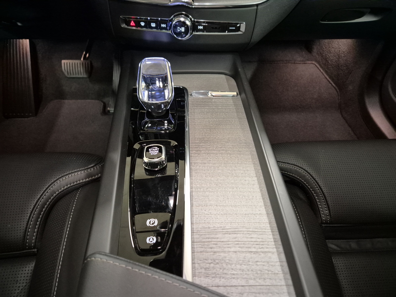 VOLVO XC60 2.0 T6 TE Ultra Dark eAWD-image-14
