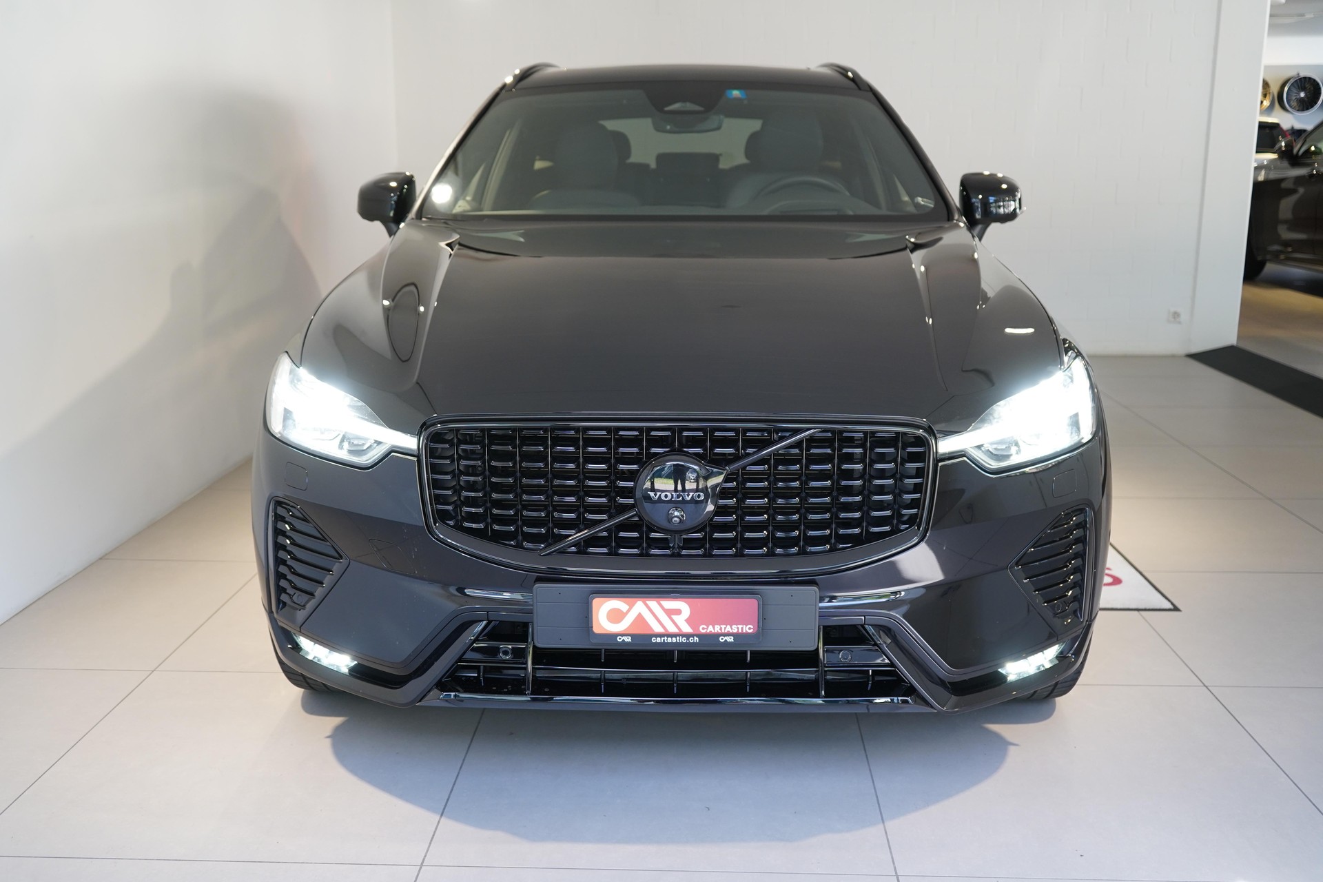 VOLVO XC60 2.0 B5 MH Ultra Black Edition AWD-image-2
