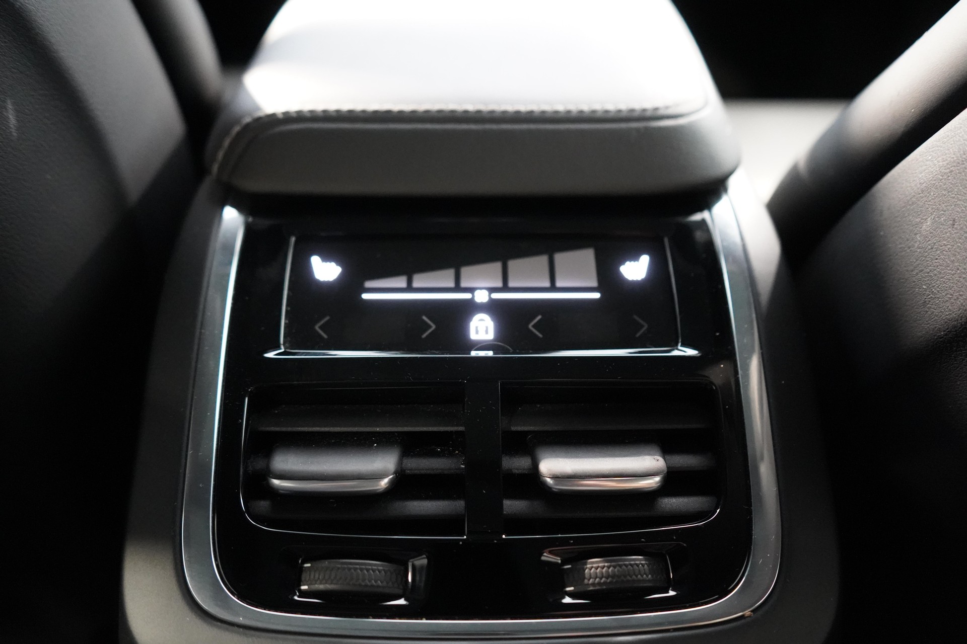 VOLVO XC60 2.0 B5 MH Ultra Black Edition AWD-image-13
