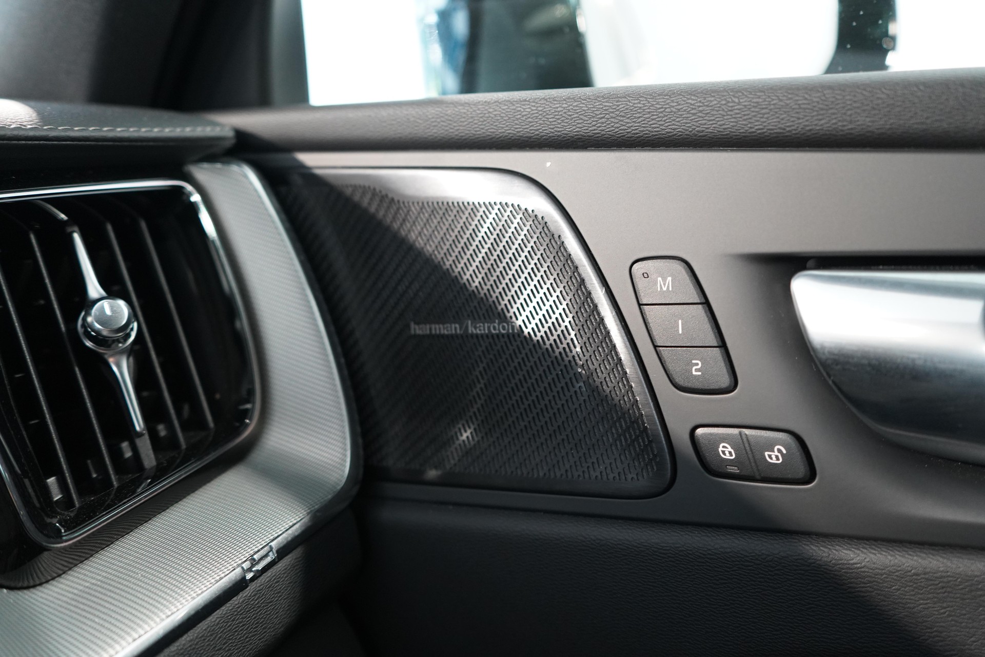 VOLVO XC60 2.0 B5 MH Ultra Black Edition AWD-image-17
