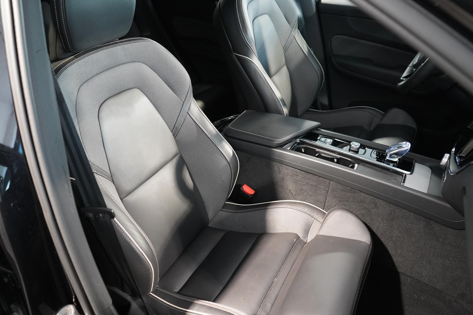 VOLVO XC60 2.0 B5 MH Ultra Black Edition AWD-image-7