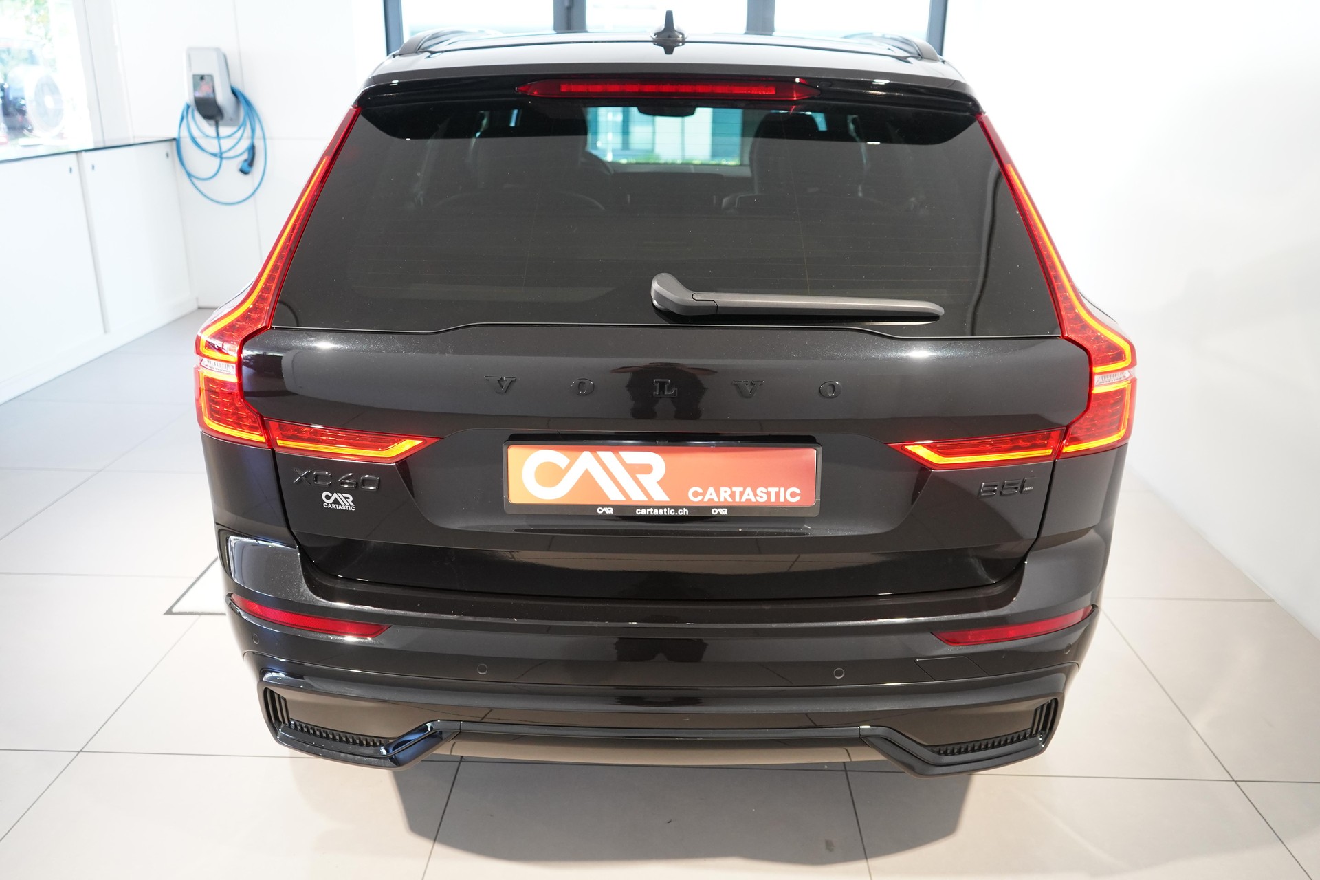 VOLVO XC60 2.0 B5 MH Ultra Black Edition AWD-image-4