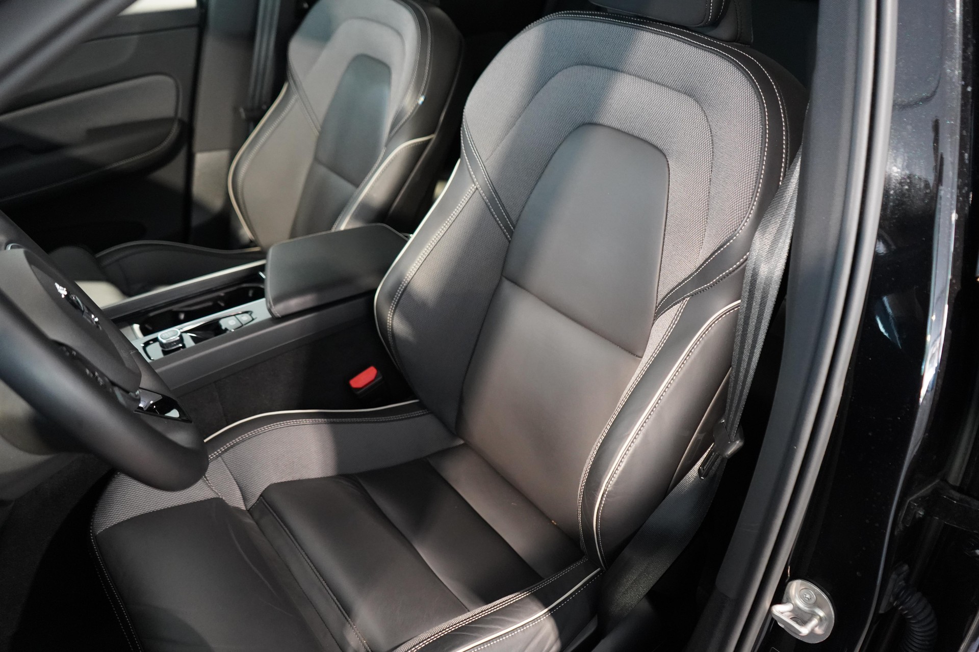 VOLVO XC60 2.0 B5 MH Ultra Black Edition AWD-image-6