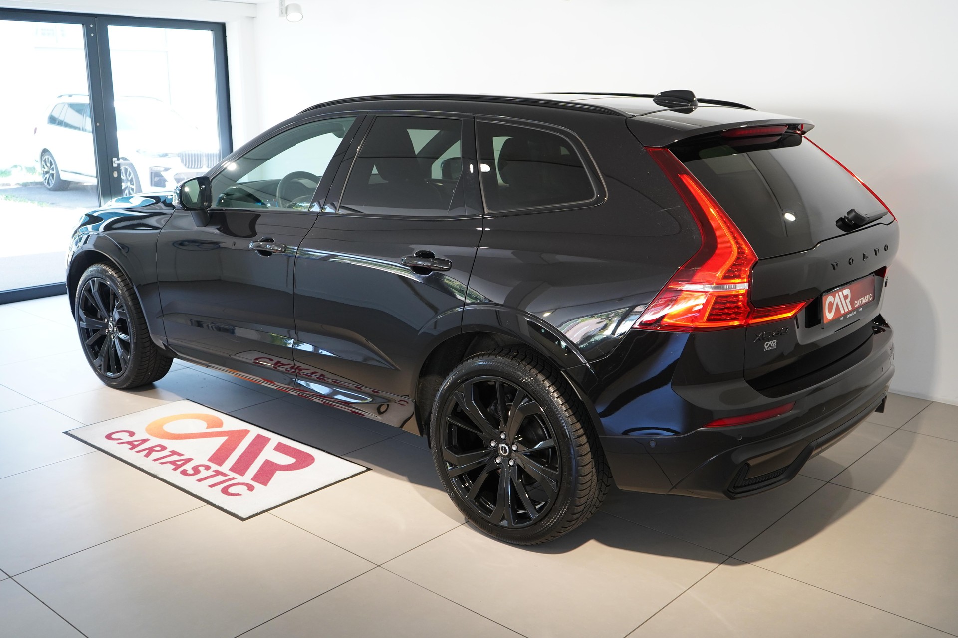 VOLVO XC60 2.0 B5 MH Ultra Black Edition AWD-image-3