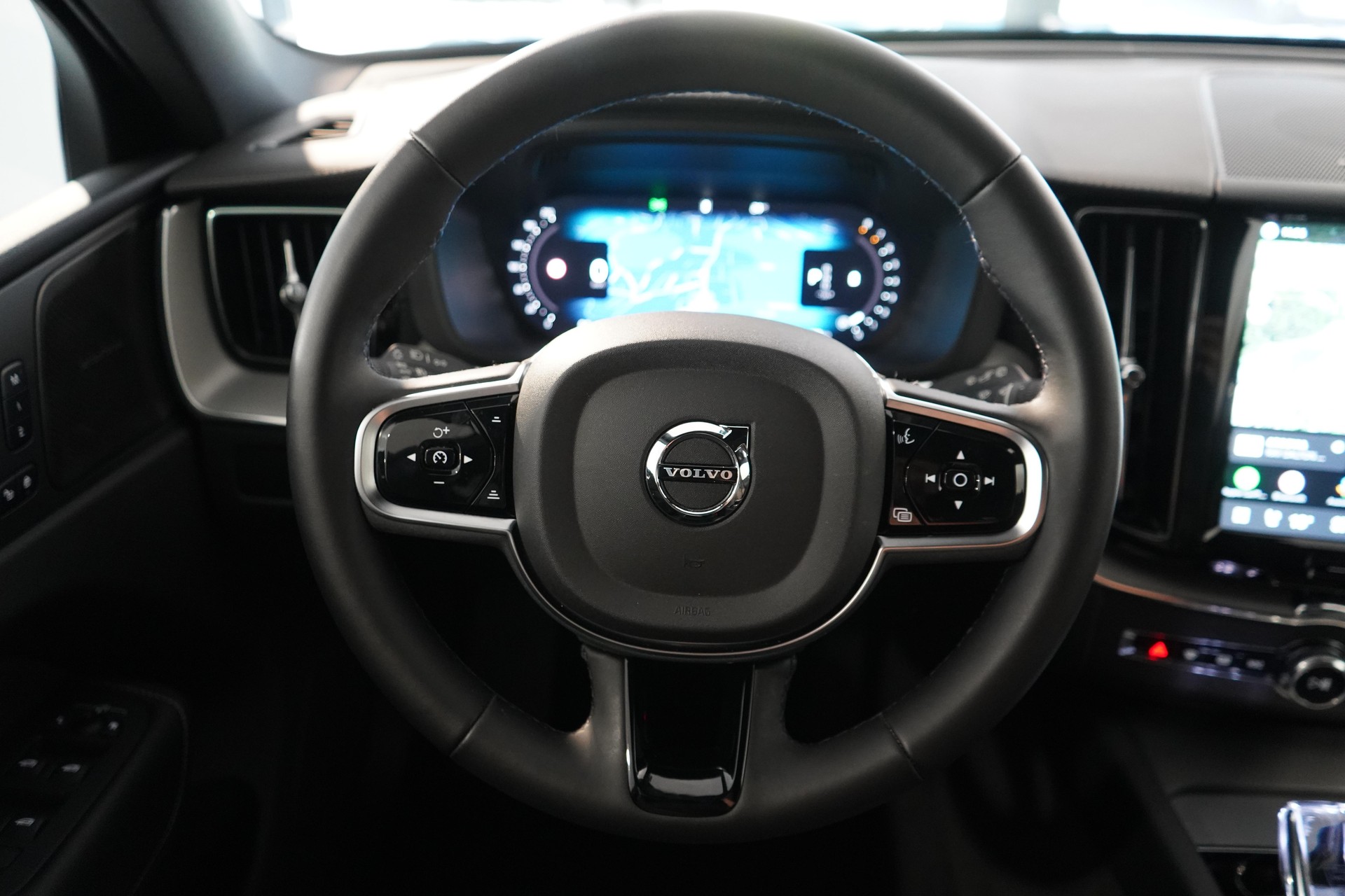 VOLVO XC60 2.0 B5 MH Ultra Black Edition AWD-image-8