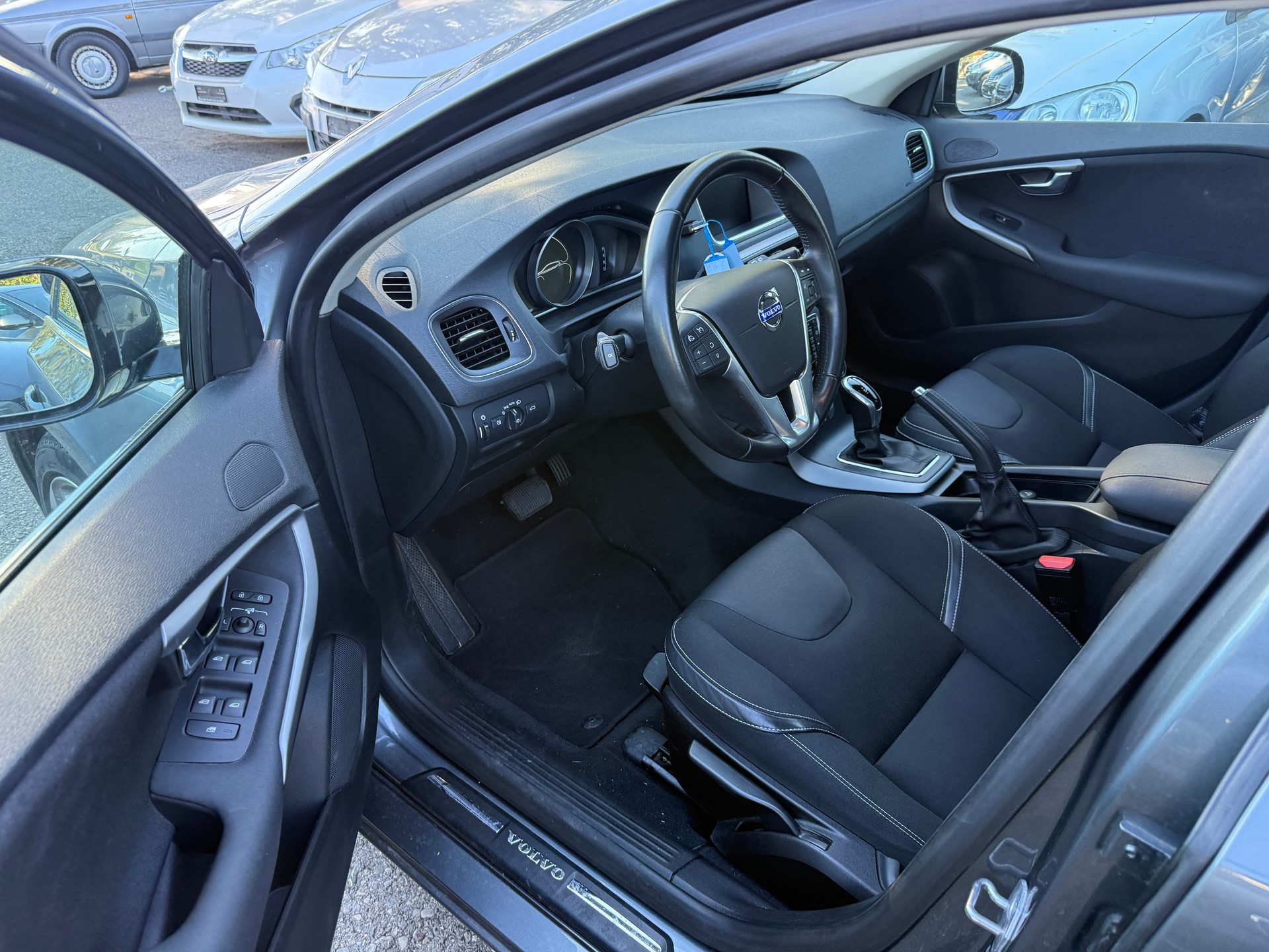 VOLVO V40 D3 Momentum Geartronic-image-9
