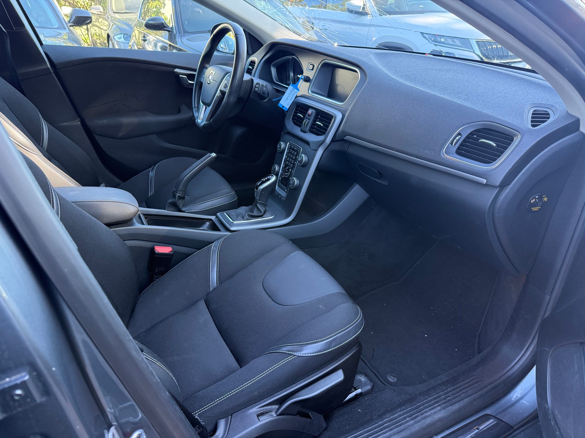 VOLVO V40 D3 Momentum Geartronic-image-7
