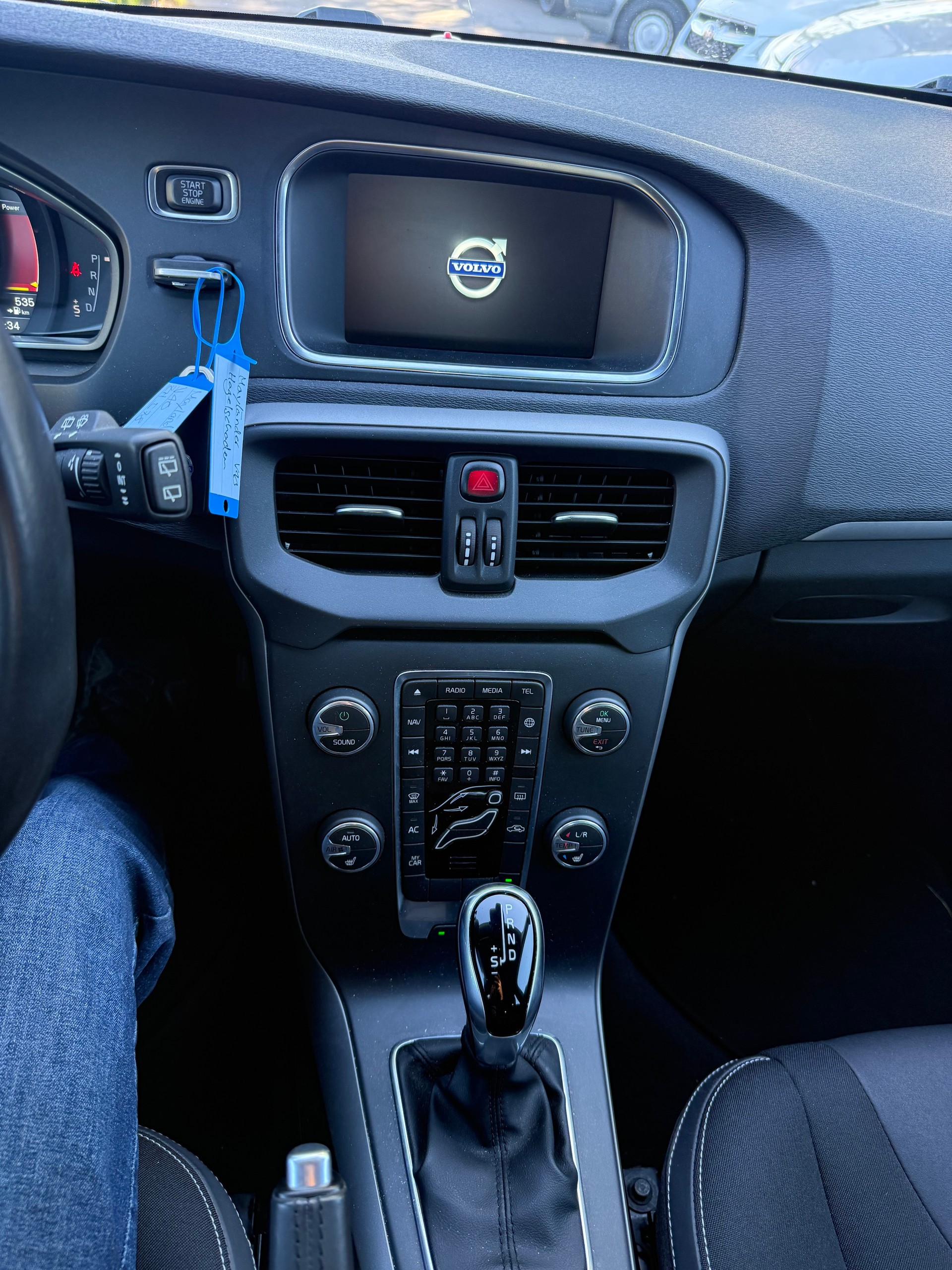 VOLVO V40 D3 Momentum Geartronic-image-11
