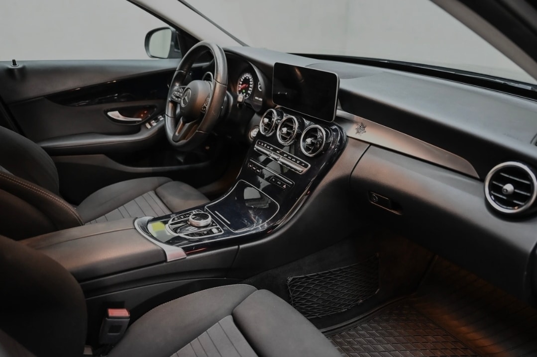 MERCEDES-BENZ C 200 Swiss Star AMG Line 4m-image-2