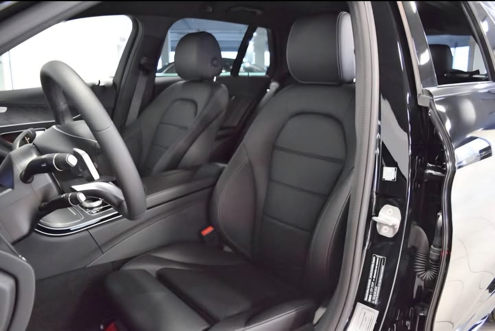 MERCEDES-BENZ C 200 Swiss Star AMG Line 4m-image-1