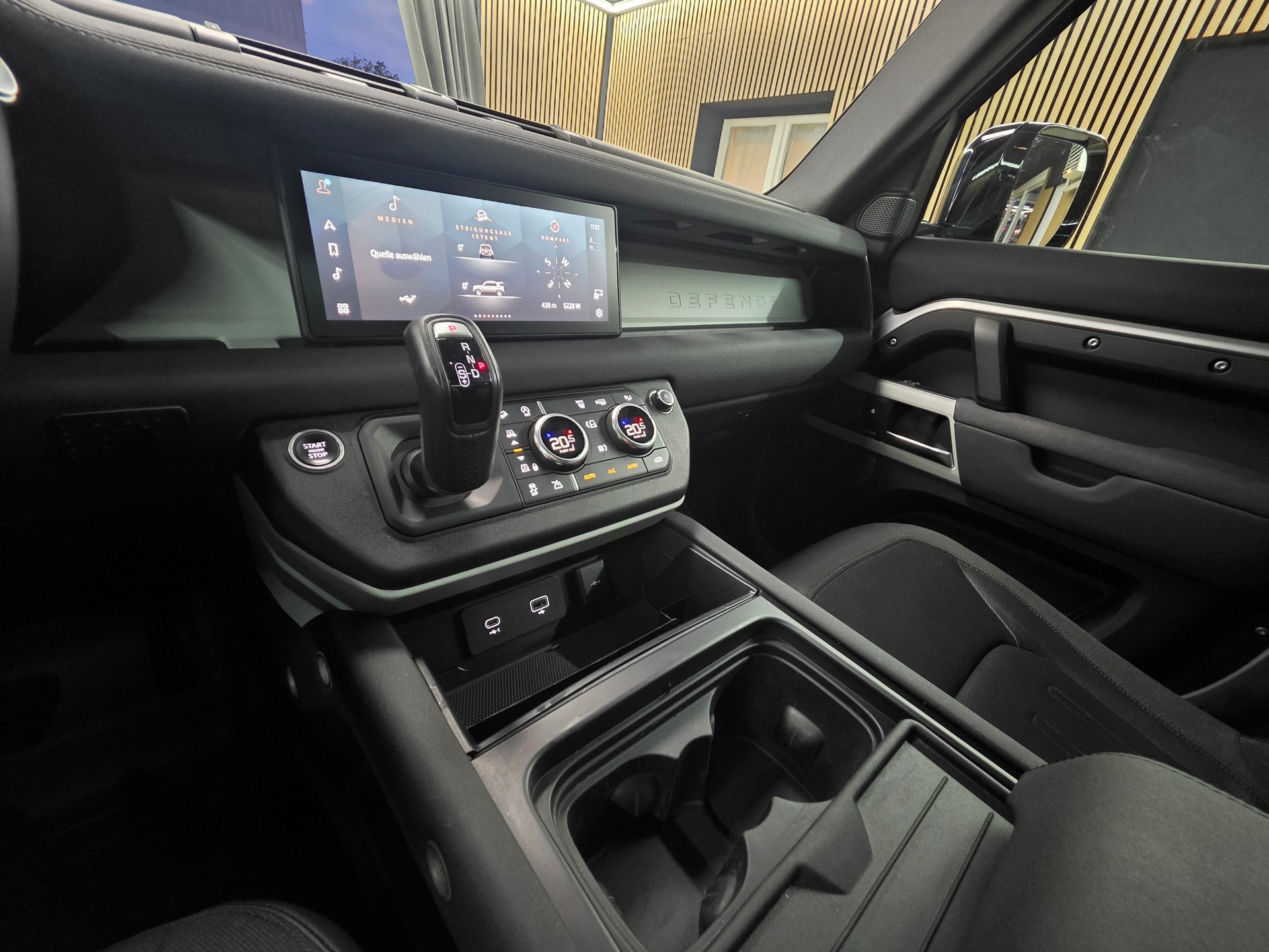 LAND ROVER Defender 110 D240 SD4 First Edition AT8 Black Beast-image-12