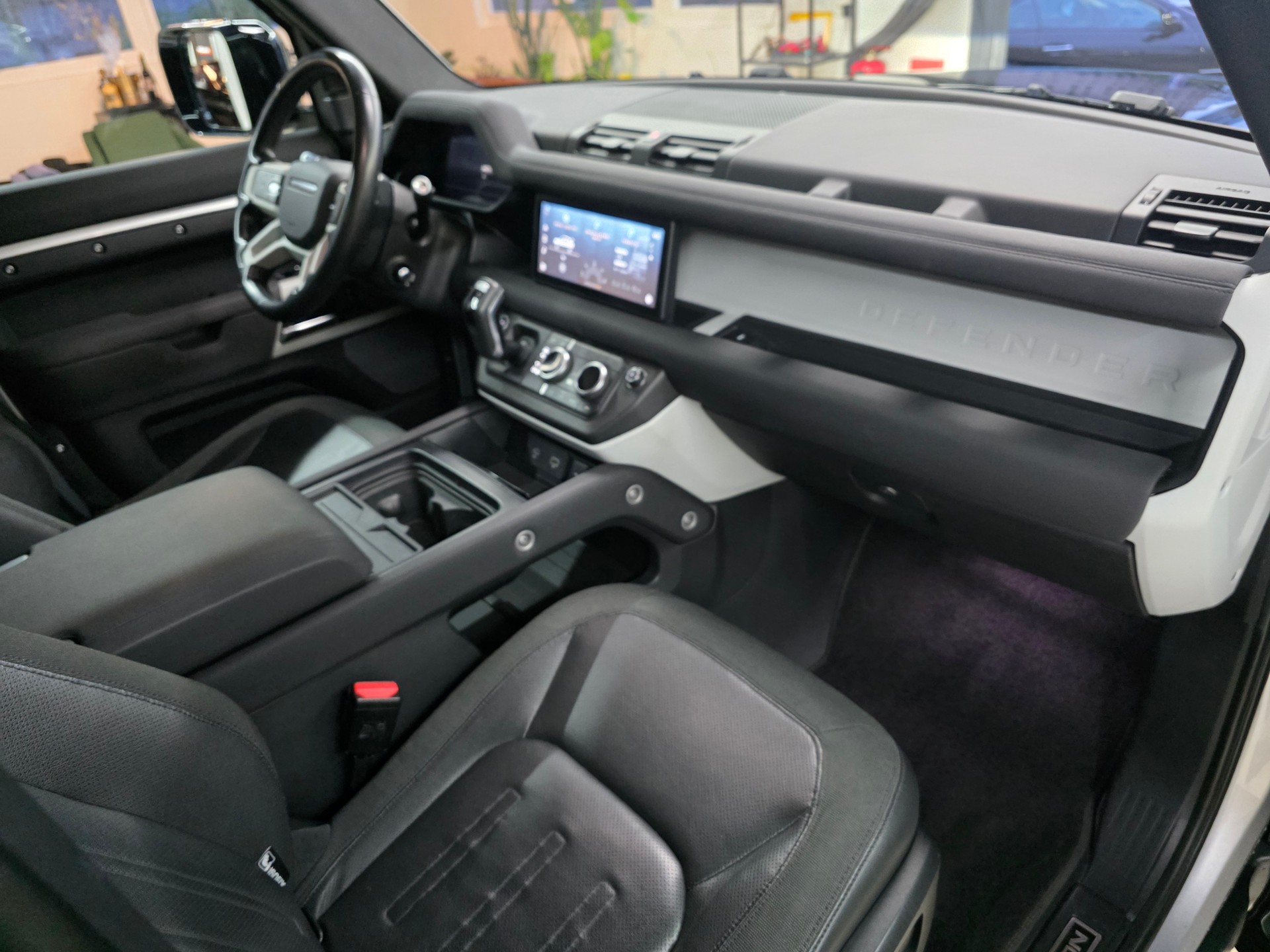 LAND ROVER Defender 110 D240 SD4 First Edition AT8 Black Beast-image-8