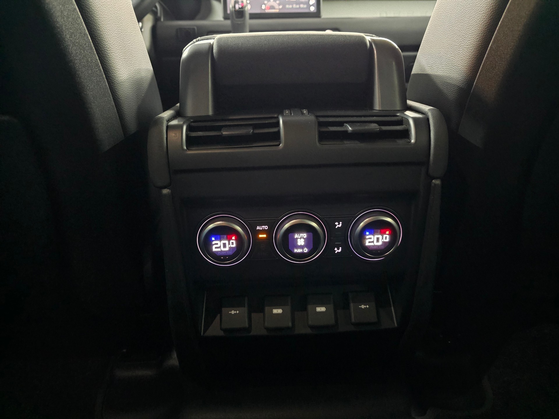 LAND ROVER Defender 110 D240 SD4 First Edition AT8 Black Beast-image-19