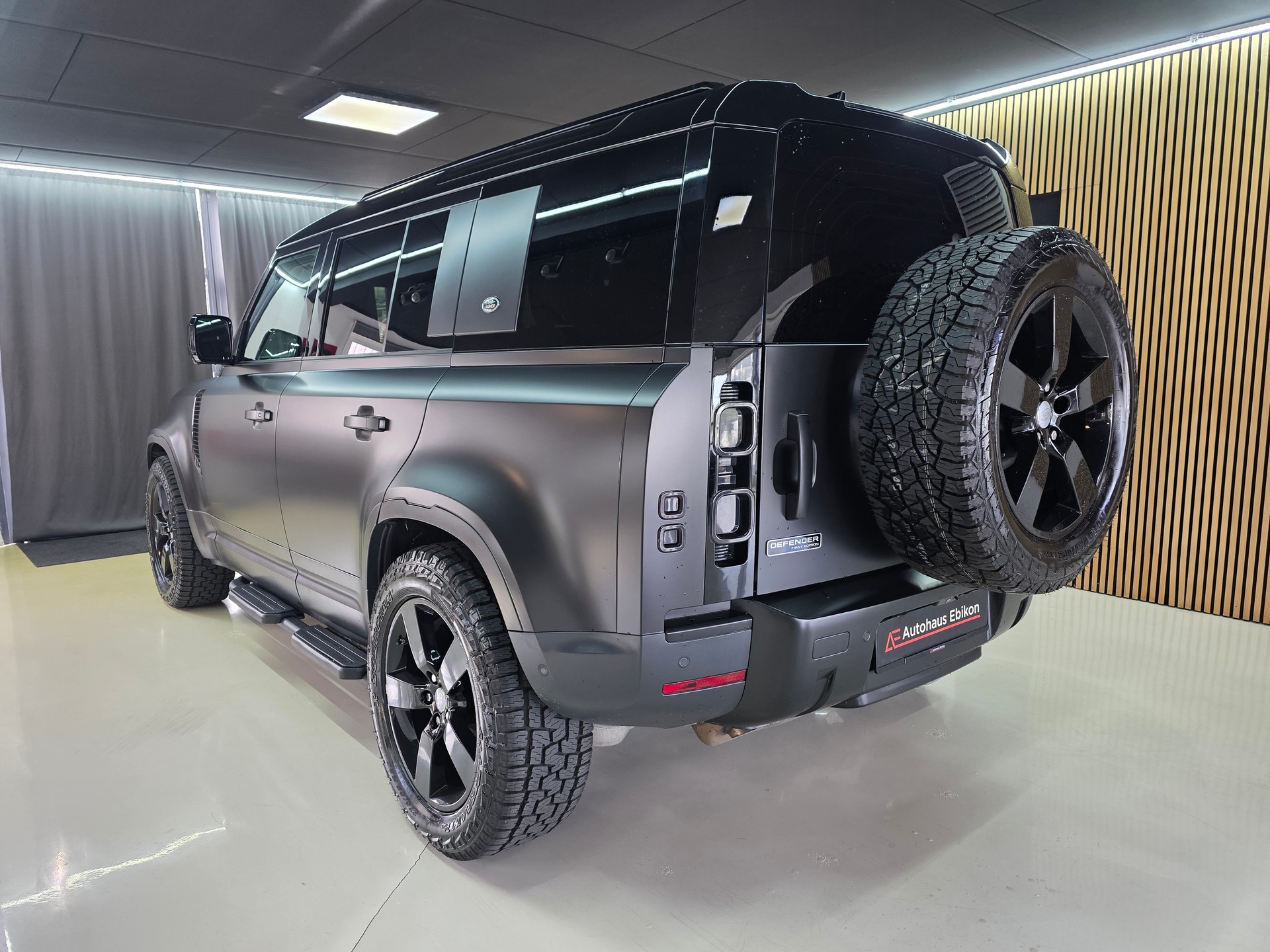 LAND ROVER Defender 110 D240 SD4 First Edition AT8 Black Beast-image-4