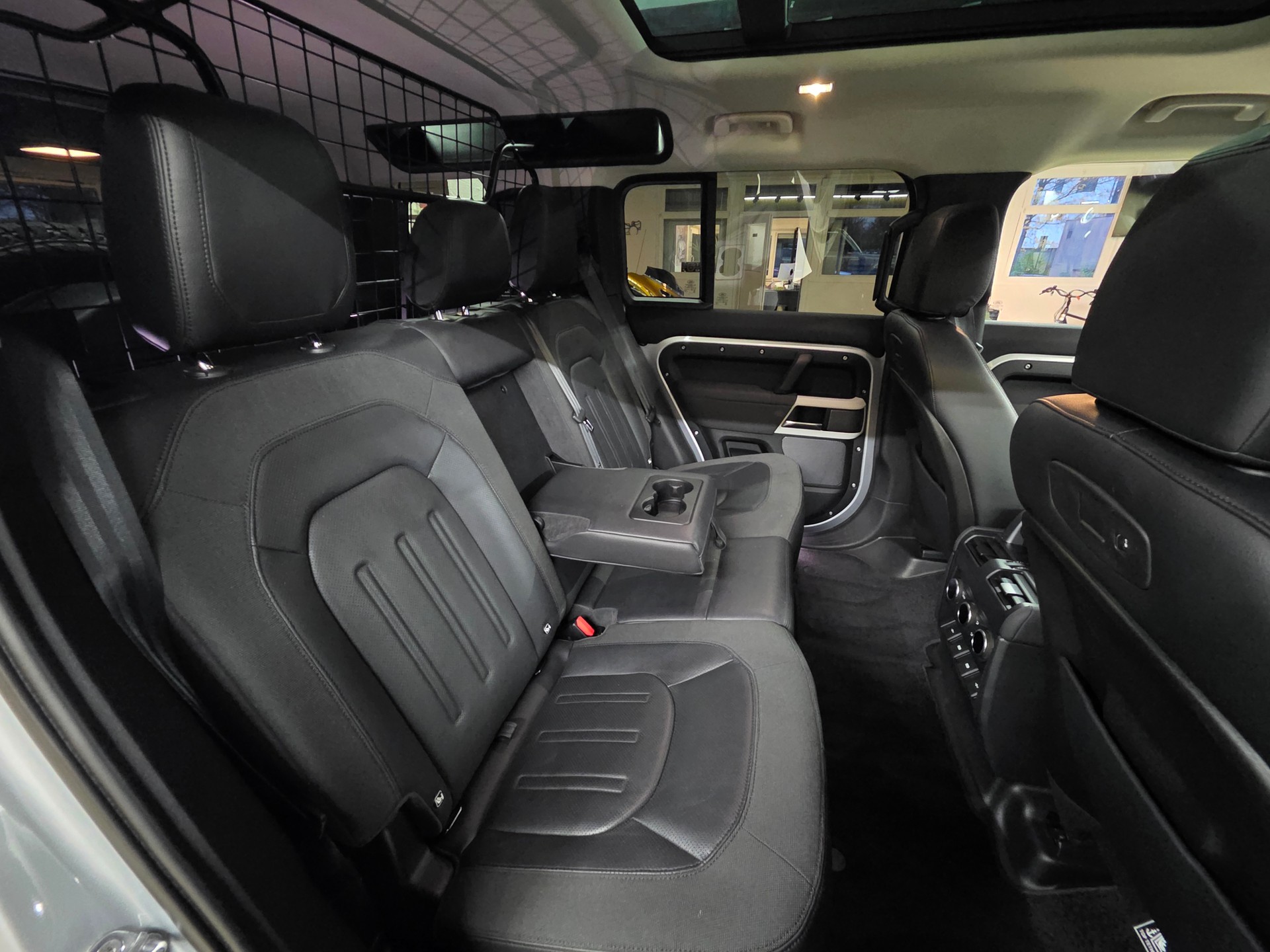 LAND ROVER Defender 110 D240 SD4 First Edition AT8 Black Beast-image-21