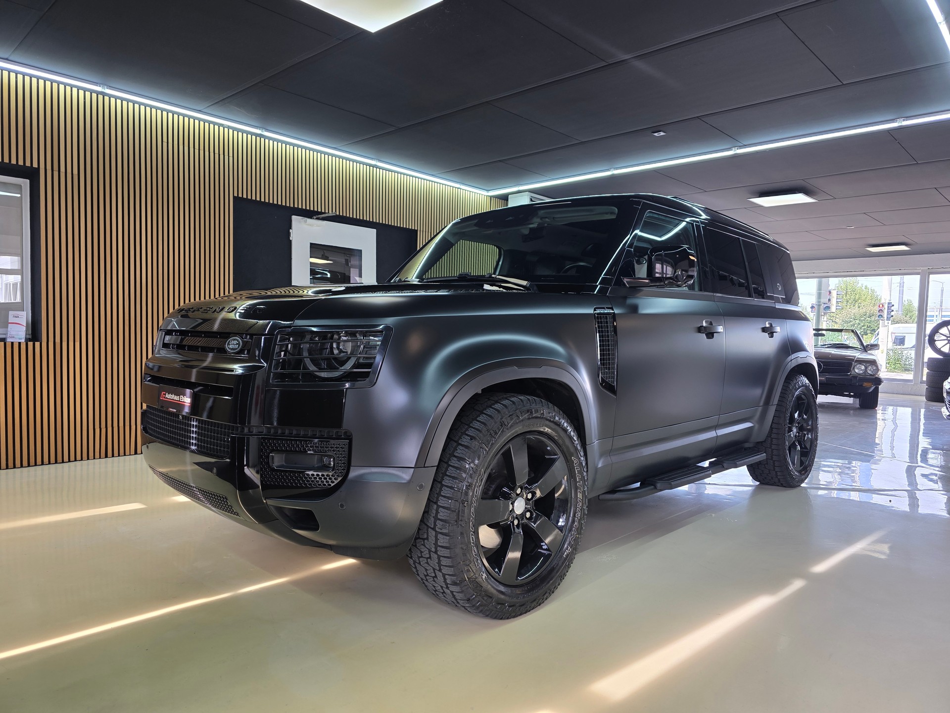 LAND ROVER Defender 110 D240 SD4 First Edition AT8 Black Beast-image-2