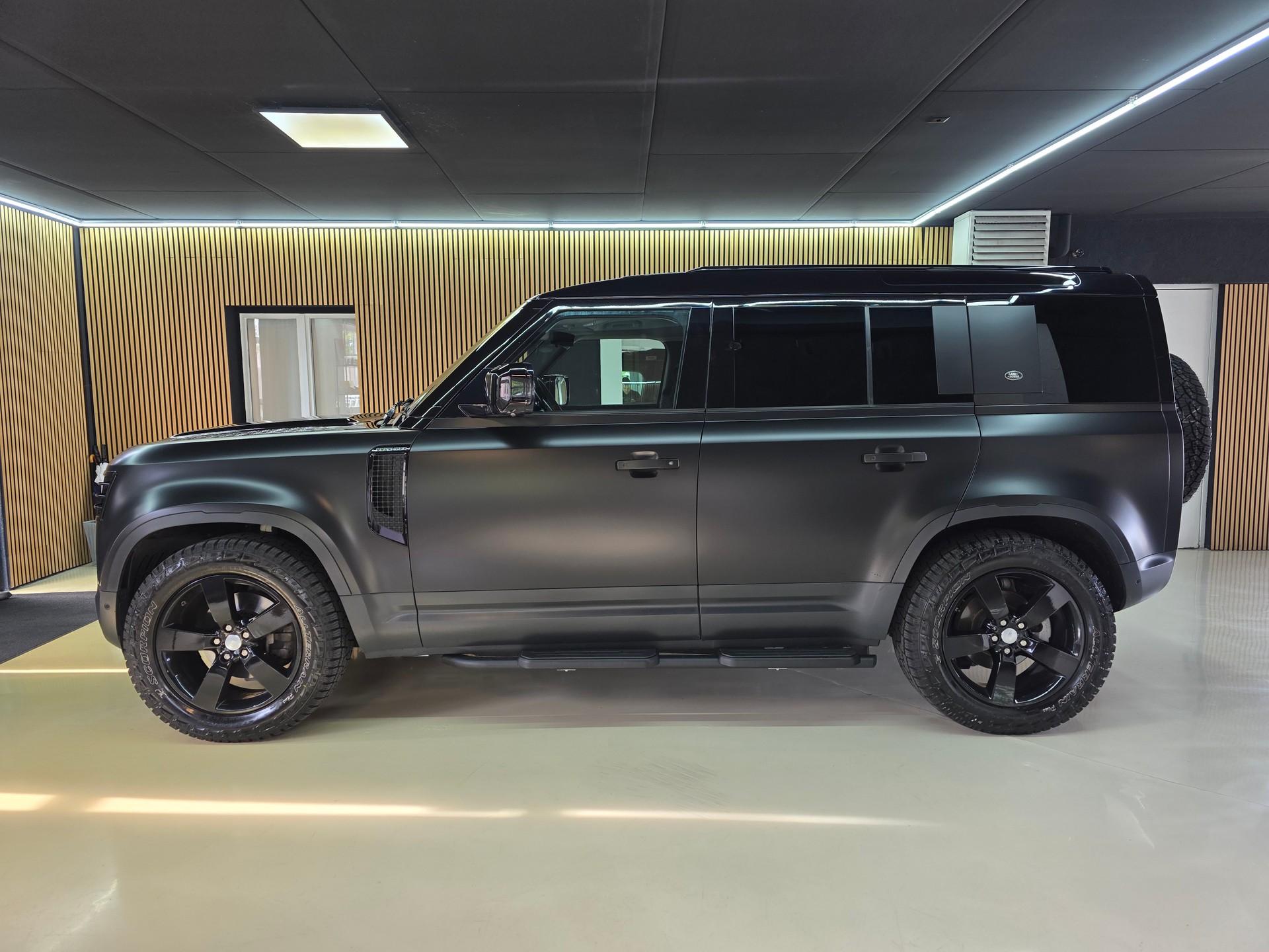 LAND ROVER Defender 110 D240 SD4 First Edition AT8 Black Beast-image-3