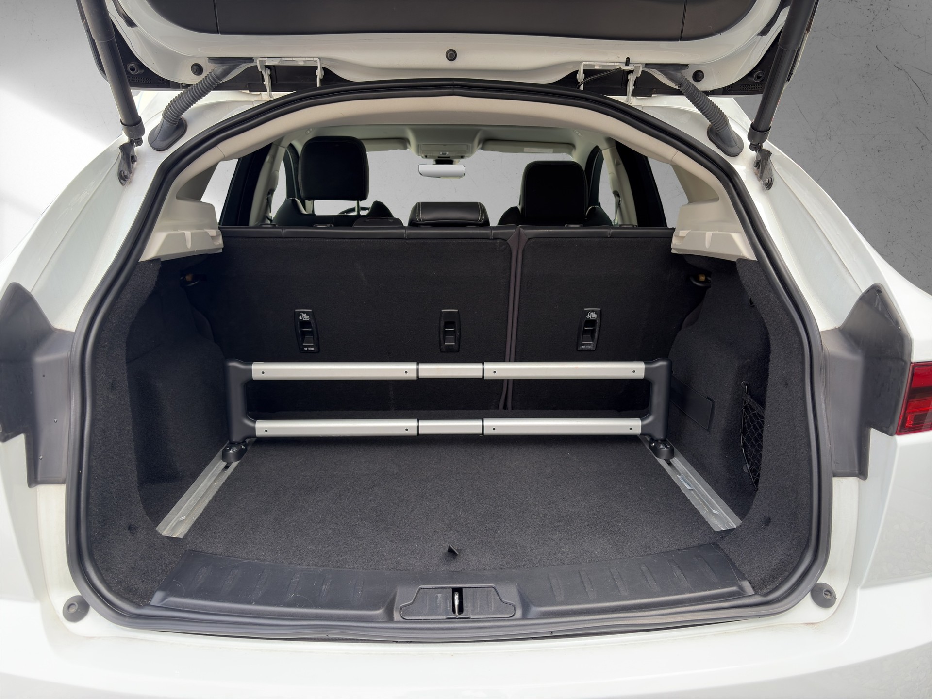 JAGUAR E-Pace 2.0 P250 HSE AWD Automatik-image-8