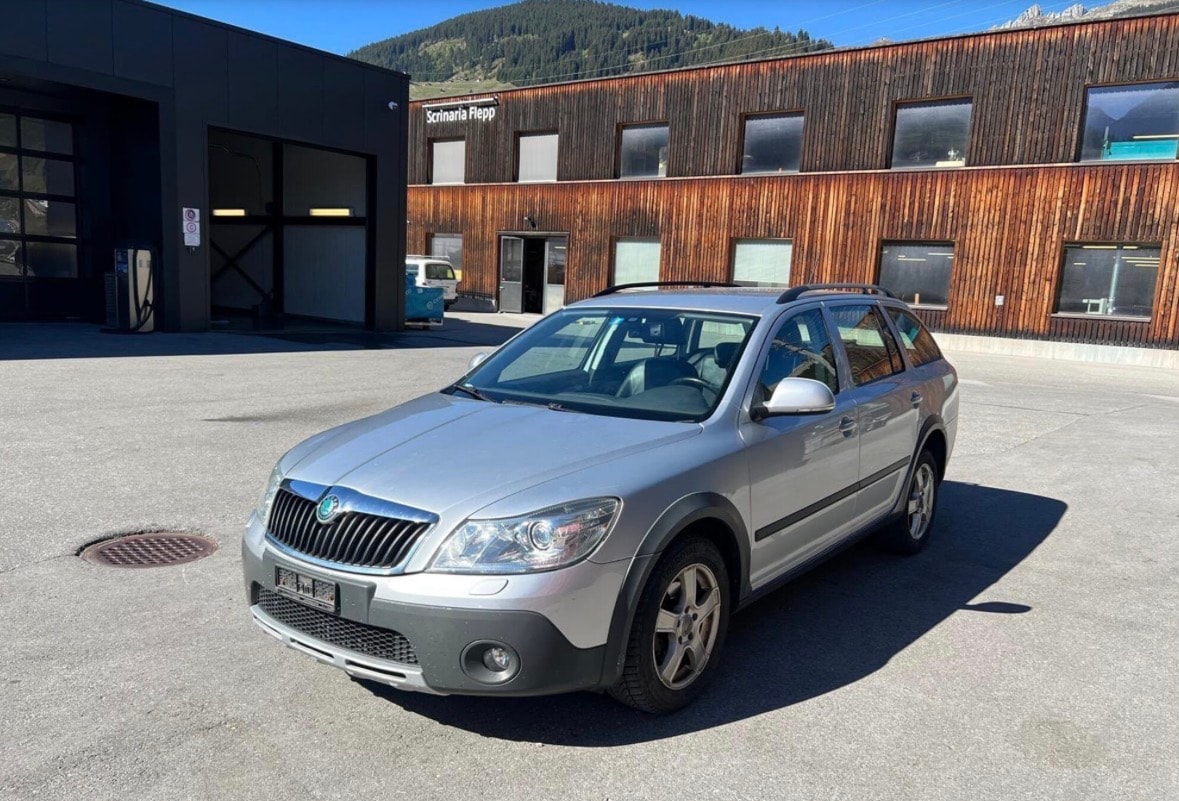 SKODA Octavia Combi 2.0 TDI Scout 4x4-image-3