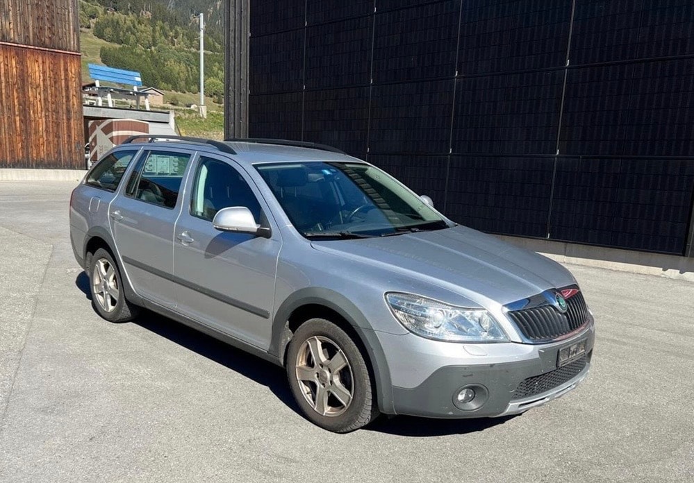 SKODA Octavia Combi 2.0 TDI Scout 4x4-image-0