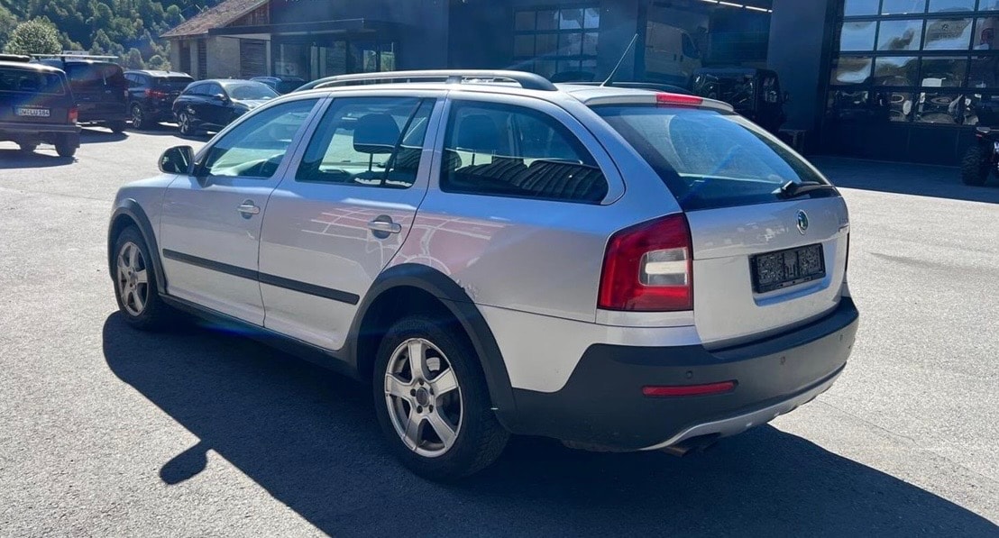SKODA Octavia Combi 2.0 TDI Scout 4x4-image-1