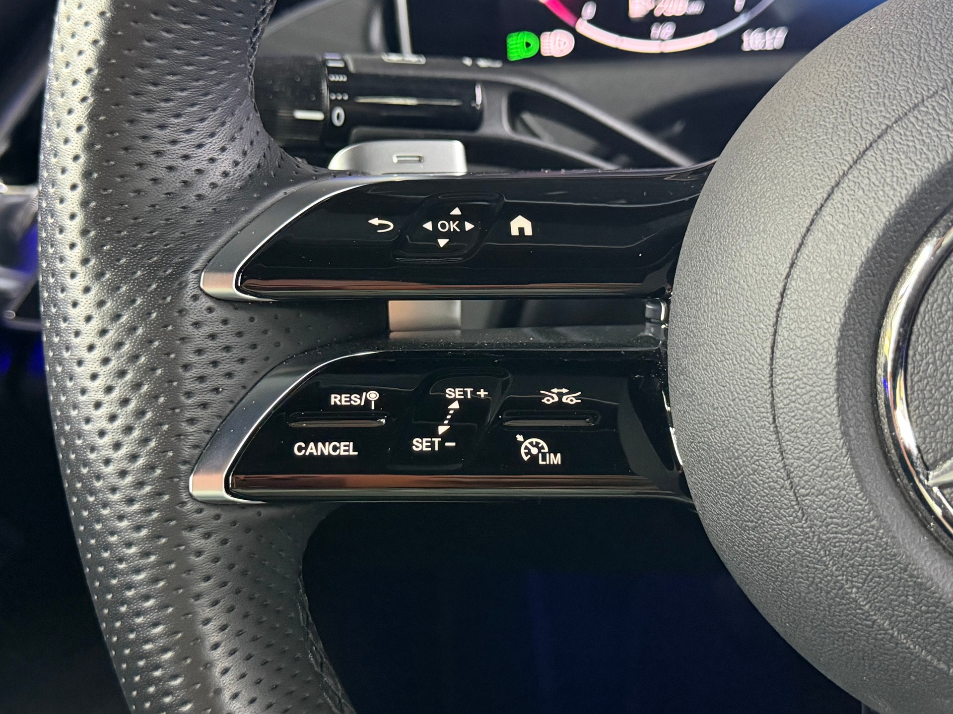 MERCEDES-BENZ E 220 d 4Matic 9G-Tronic-image-23