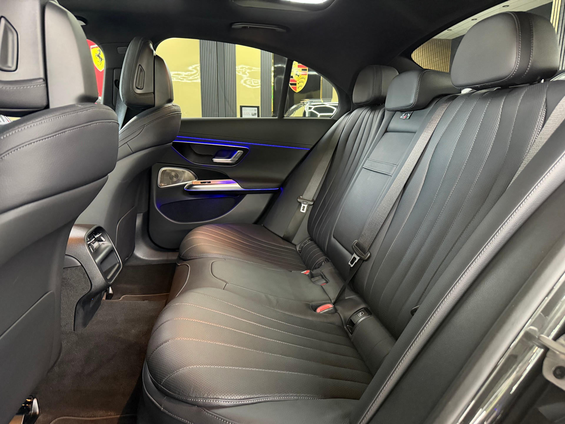 MERCEDES-BENZ E 220 d 4Matic 9G-Tronic-image-16